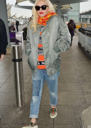 Gwen Stefani - Aarriving at Heathrow Airport in London