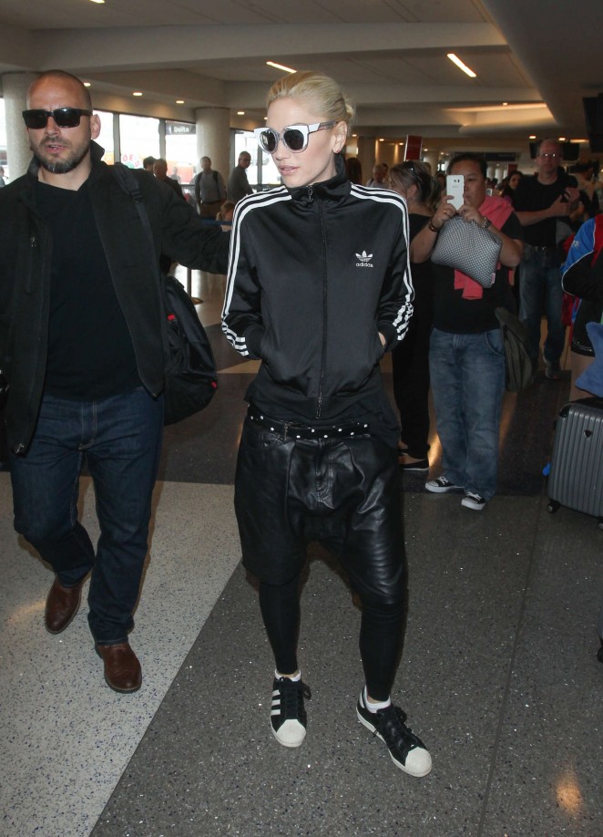Gwen Stefani - Arrives at Los Angeles International Airport