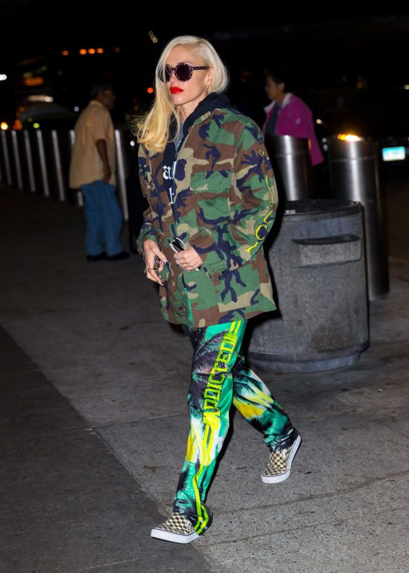 Gwen Stefani - Arriving at the airport in New York