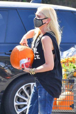 Gwen Stefani - Buy some pumpkins in Los Angeles