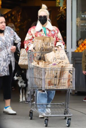 Gwen Stefani - grocery shopping in West Hollywood