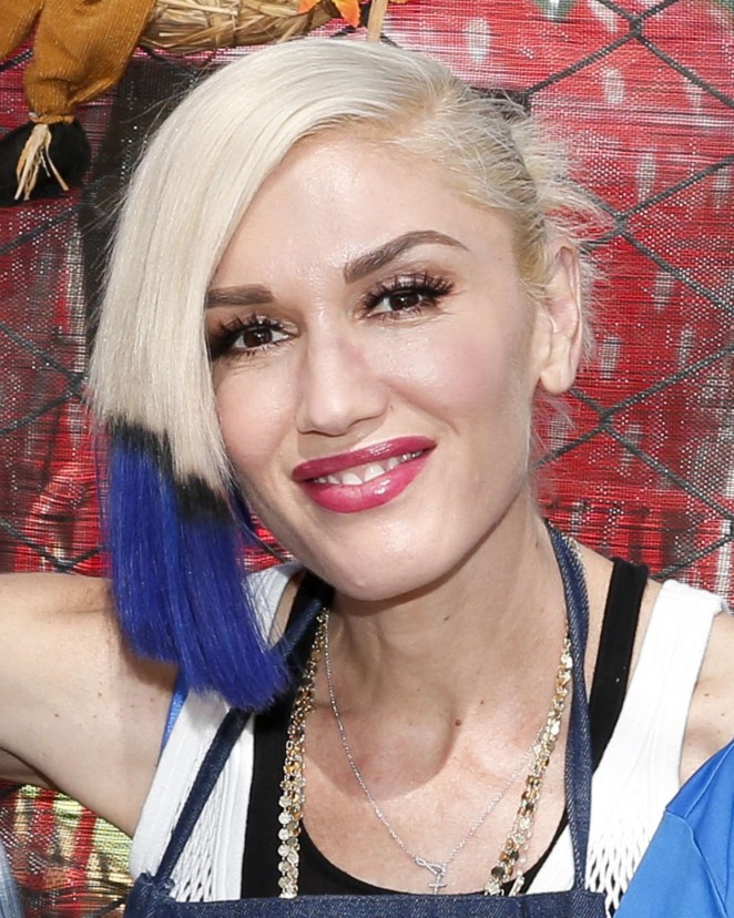 Gwen Stefani - Holiday Harvest Volunteer Event At Shawn's Pumpkin Patch in Culver City