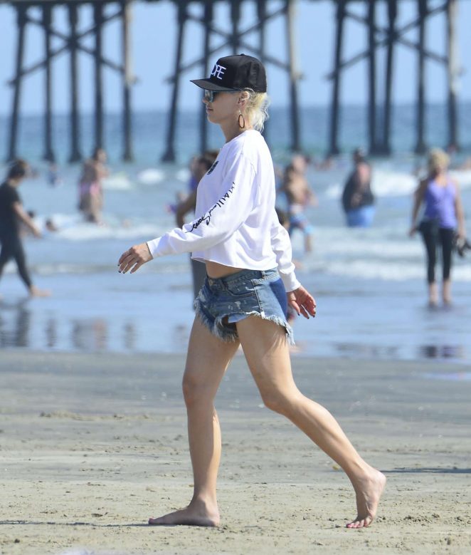 Gwen Stefani in Jeans Shorts on Newport Beach