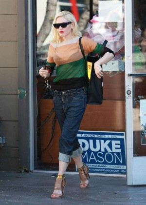 Gwen Stefani - Leaves Planet Nails in West Hollywood