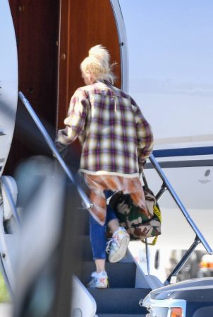 Gwen Stefani - Packs up the jet for a get away in Los Angeles