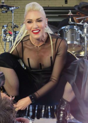 Gwen Stefani - Performs a Free Concert at Samsung 837 in New York City