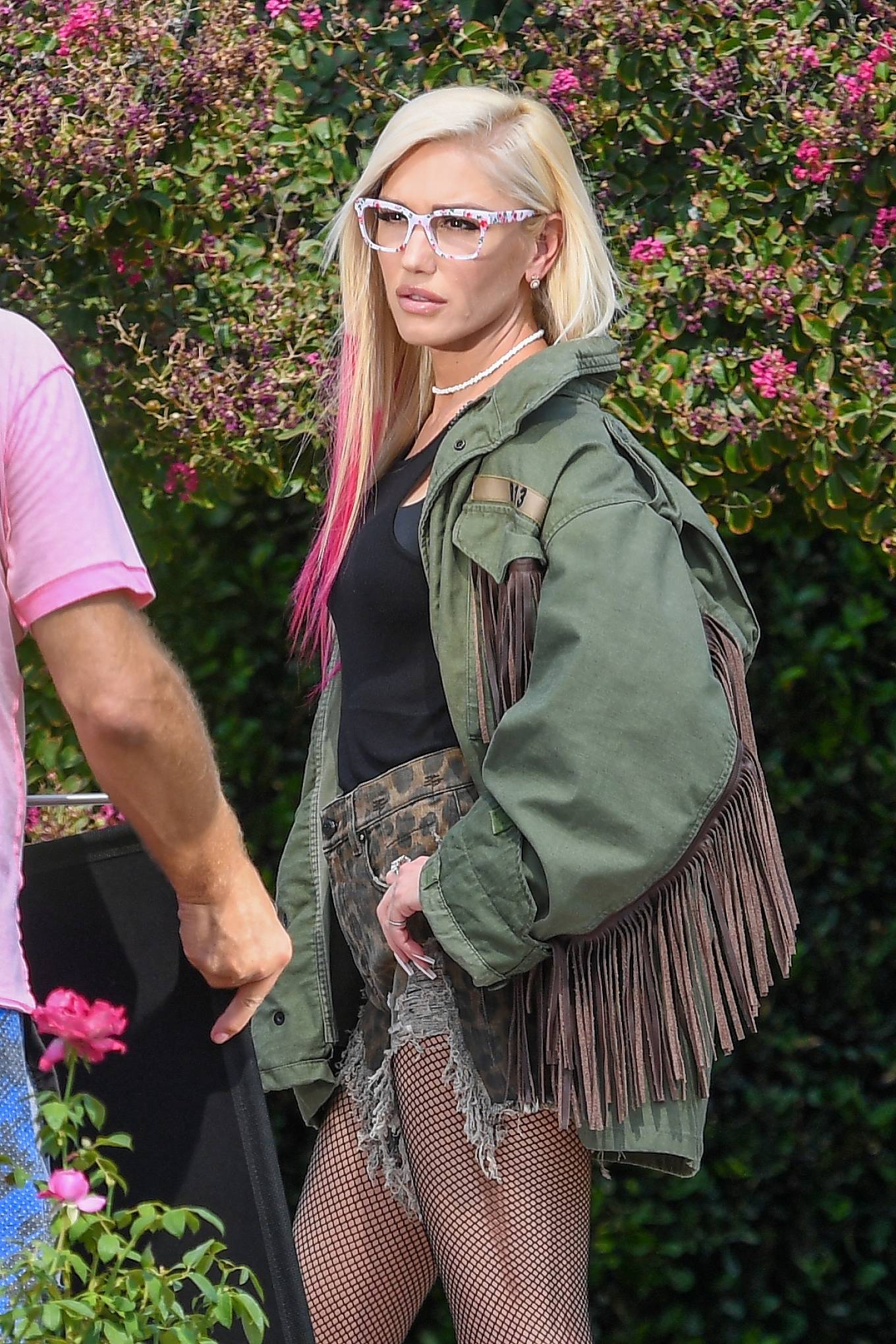 Gwen Stefani – poses for photoshoot in Calabasas
