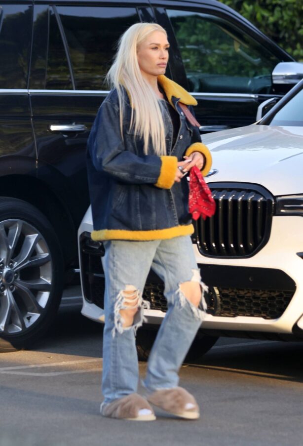 Gwen Stefani - Running errands in Studio City