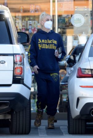 Gwen Stefani - Seen running errands in Los Angeles