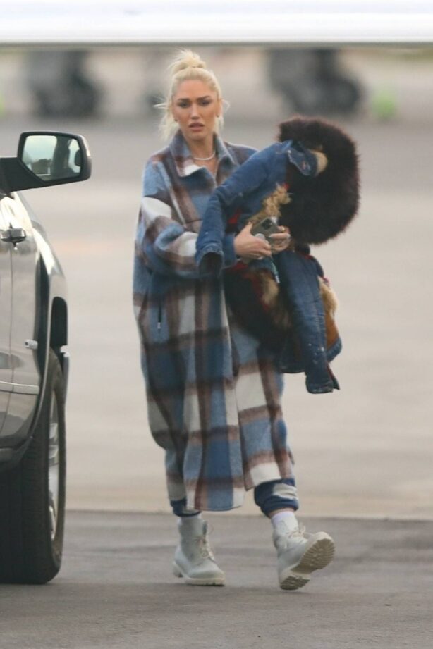 Gwen Stefani - Seen while she lands at Van Nuys Airport