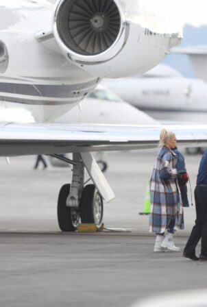 Gwen Stefani – Seen while she lands at Van Nuys