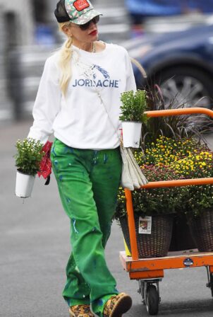 Gwen Stefani - Shopping candids at Home Depot's garden center in Los Angeles