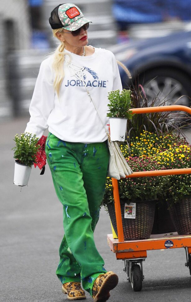 Gwen Stefani - Shopping candids at Home Depot's garden center in Los Angeles
