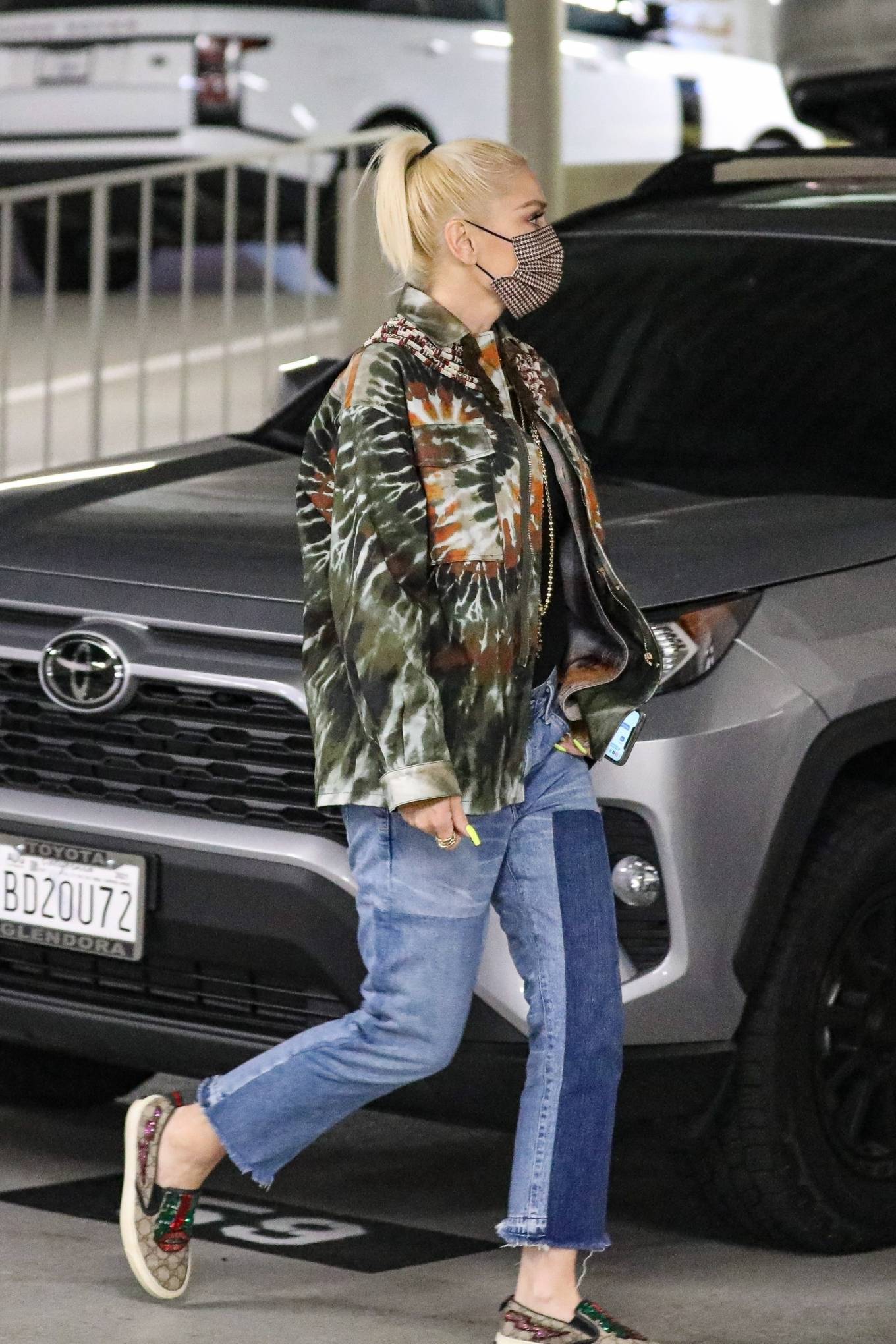 Gwen Stefani – Running errands in Studio City