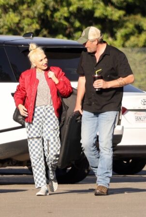 With Gwen at a Shelton Stefani football Blake arrive –
