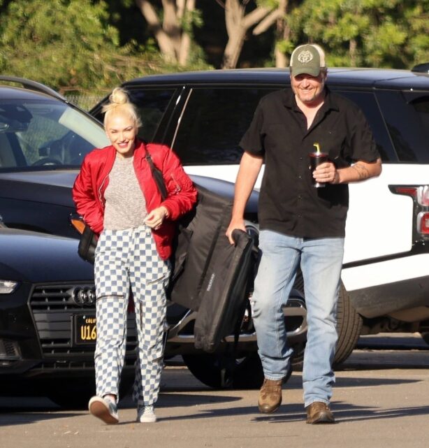 Gwen Stefani - With Blake Shelton arrive at a football game in Los Angeles