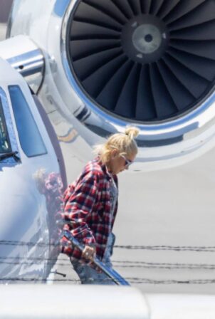 Gwen Stefani - With Blake Shelton touch down in Los Angeles