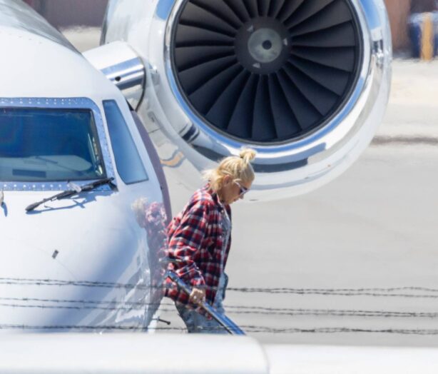 Gwen Stefani - With Blake Shelton touch down in Los Angeles