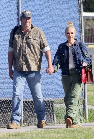 Gwen Stefani - With Blake Shelton watch her son play a game in Los Angeles