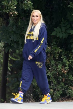 Gwen Stefani - With her husband Blake Shelton take a walk in Los Angeles