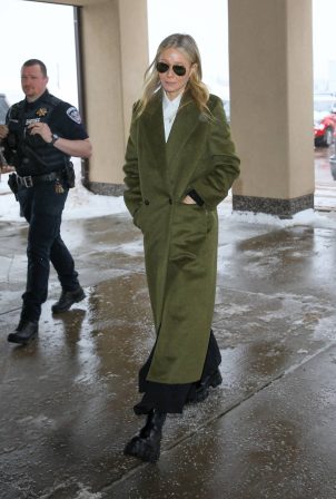 Gwyneth Paltrow - Greets photographers as she arrives in Park City
