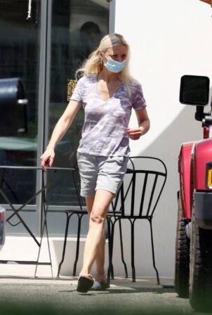 Gwyneth Paltrow - Spotted In The Hamptons