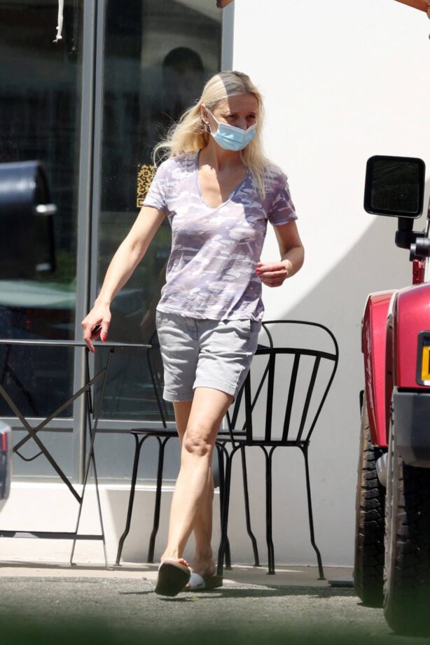 Gwyneth Paltrow - Spotted In The Hamptons