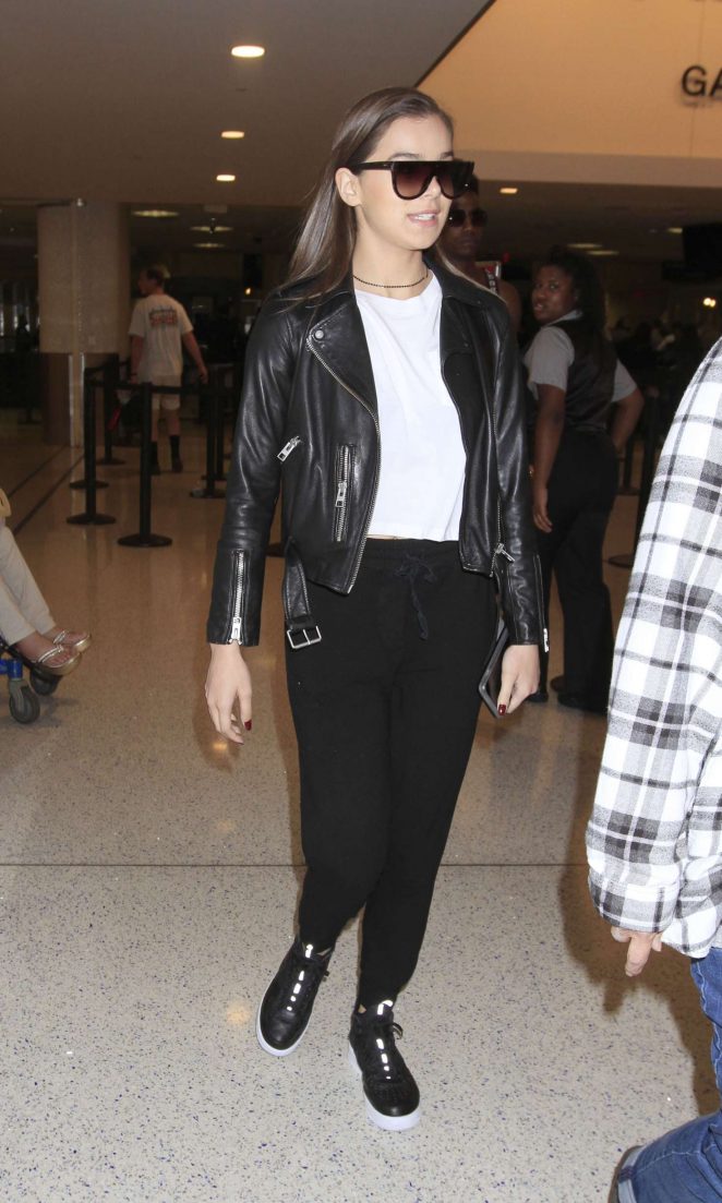 Hailee Steinfeld - Arrives at LAX Airport in Los Angeles