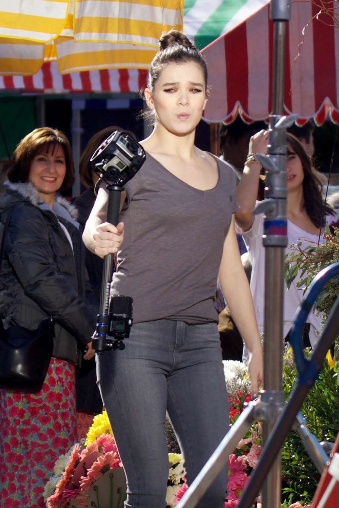 Hailee Steinfeld - Filming 'Pitch Perfect 3' in Atlanta