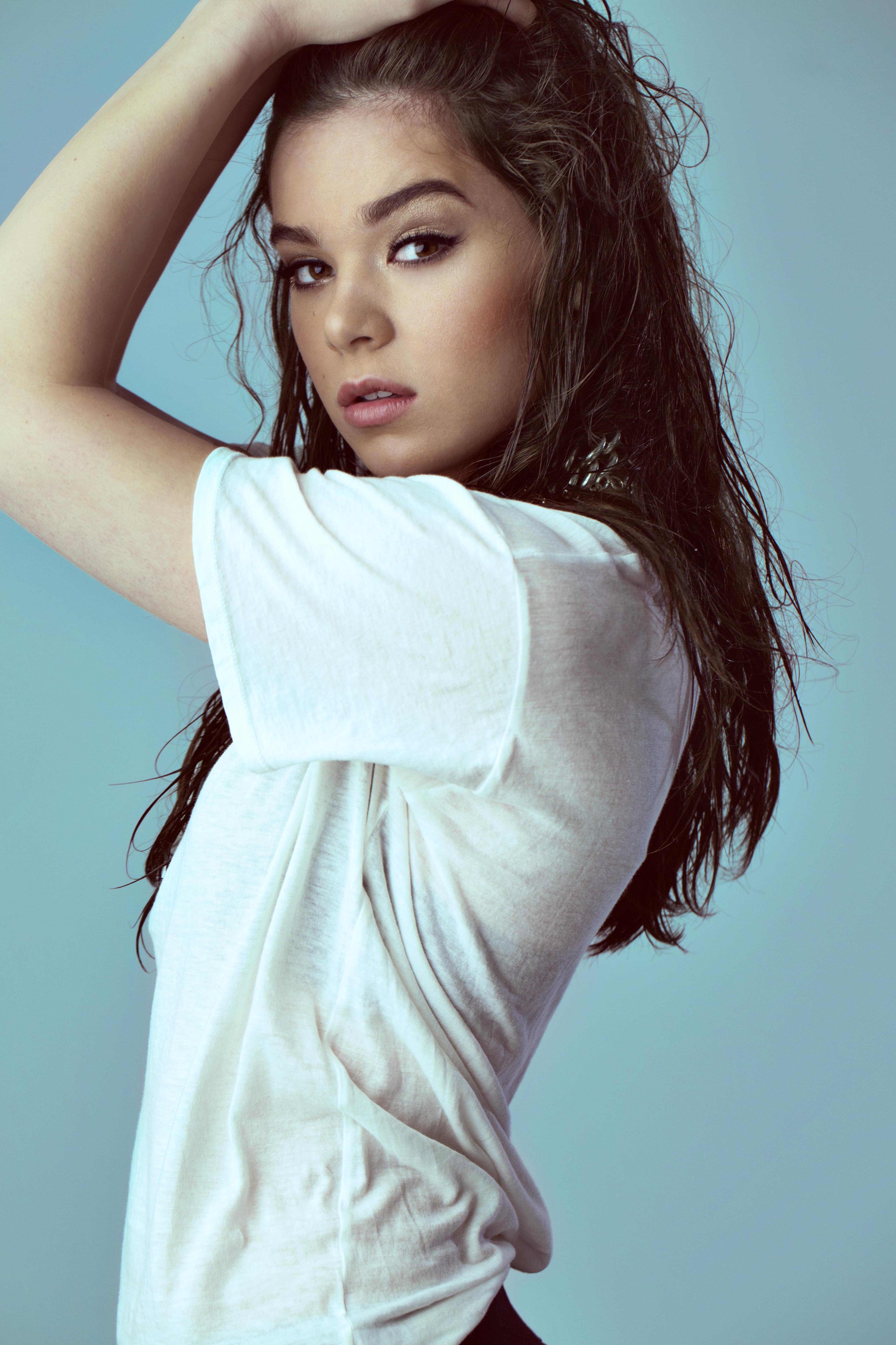 Global Star Hailee Steinfeld to Host and Perform at the 