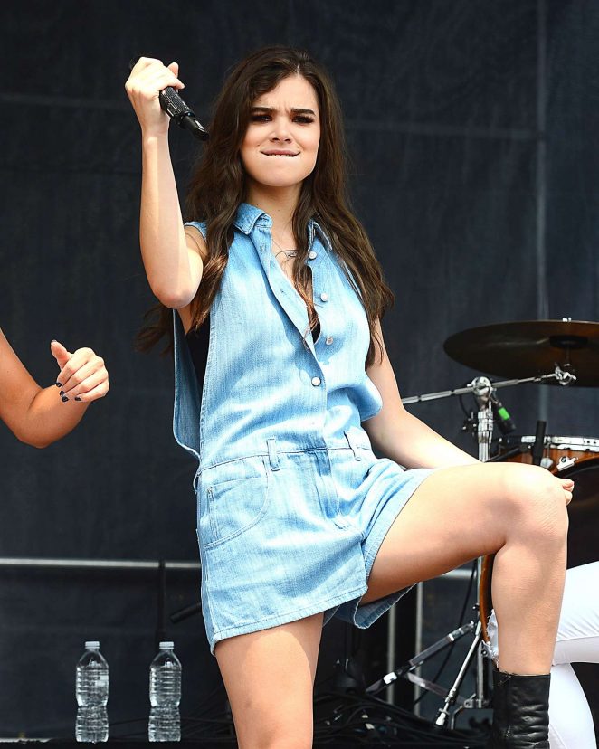 Hailee Steinfeld - Performing at Road to Rio in Venice Beach