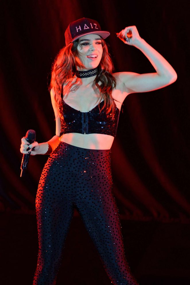 Hailee Steinfeld - Performing at The Bayfront Park Ampitheatre in Miami