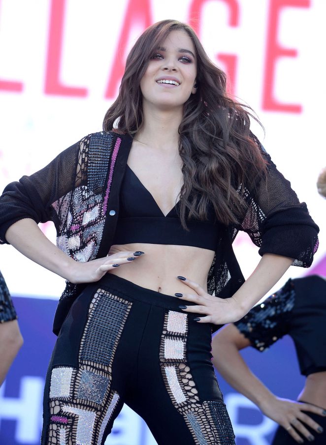Hailee Steinfeld Performs at 2016 iHeartRadio Music Festival Day 1 in Las Vegas