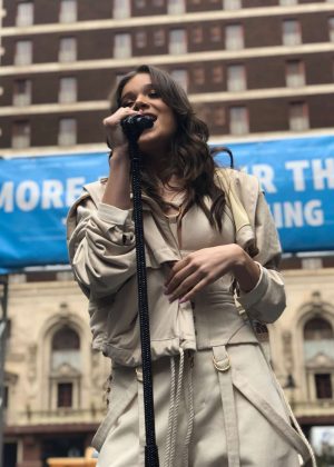 Hailee Steinfeld - Performs at One AT&T PlazaWhitacre Tower in Dallas