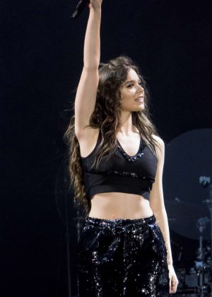 Hailee Steinfeld - Performs at 'The Voicenotes Tour' in Chicago