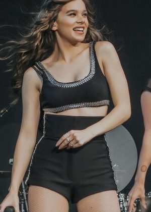 Hailee Steinfeld - Performs at 'The Voicenotes' tour in Kansas