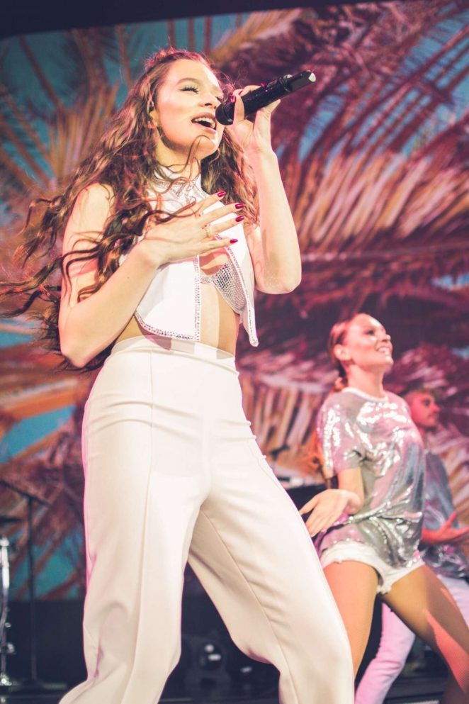 Hailee Steinfeld - Performs at 'The Voicenotes' tour in Woodlands