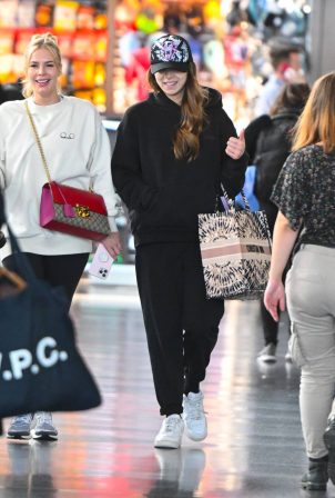 Hailee Steinfeld - Spotted at JFK Airport in New York