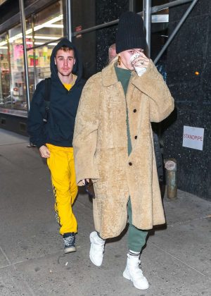 Hailey Baldwin and Justin Bieber - Leaving a building with his pastor in NY