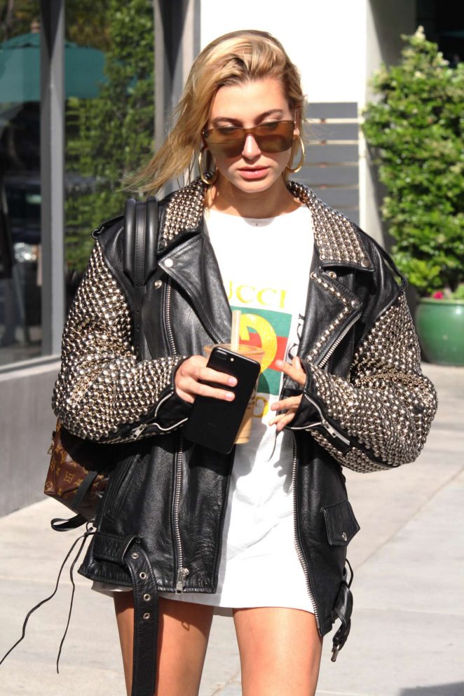 Hailey Baldwin at Urth Cafe in Los Angeles