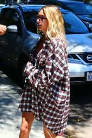 Hailey Baldwin - Heading to the gym in Los Angeles