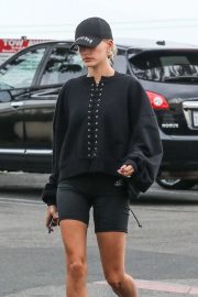 Hailey Baldwin - Heads to a yoga class in West Hollywood