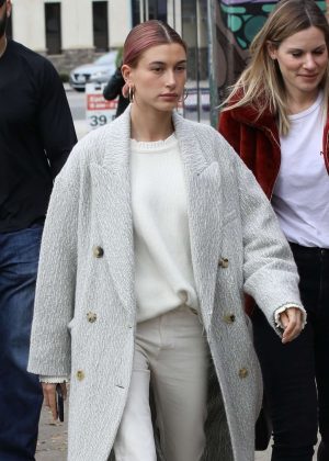 Hailey Baldwin - Out for a coffee at Alfred's in Sytudio City