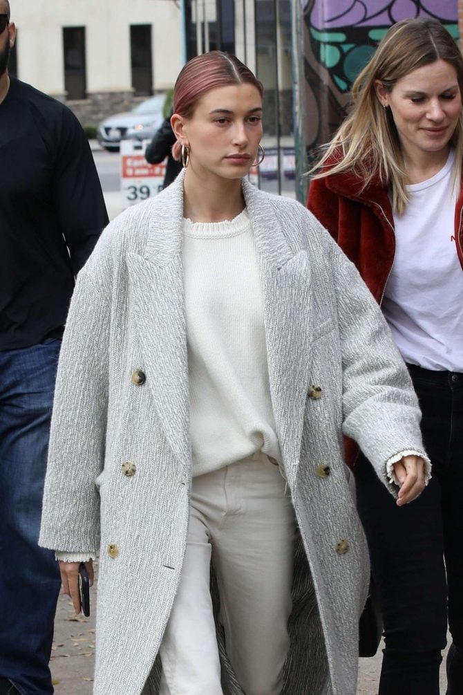 Hailey Baldwin - Out for a coffee at Alfred's in Sytudio City