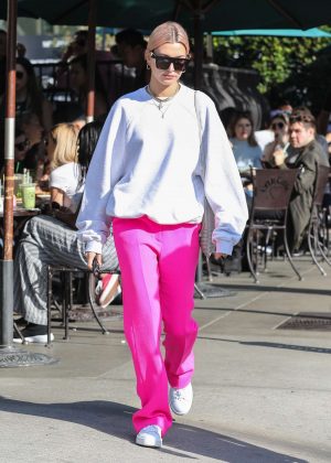 Hailey Baldwin - Out for breakfast at Urth Caffe in West Hollywood