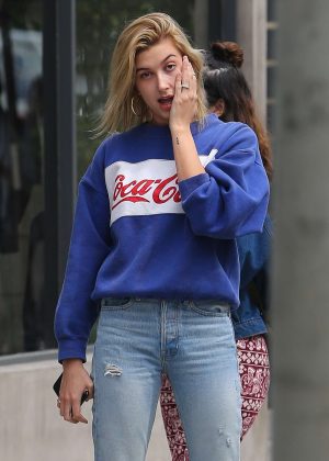 Hailey Baldwin - Out for lunch in LA
