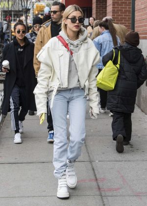 Hailey Baldwin - Out for lunch in NYC
