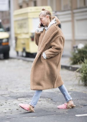 Hailey Baldwin - Wearing a beige oversized coat in Manhattan