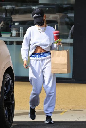 Hailey Bieber - displays her midriff during a juice run in Los Angeles