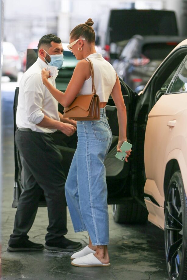 Hailey Bieber - Seen a skincare clinic in Beverly Hills
